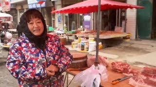 甘肃天水农村集市，猪肉30降到25还会降吗？听听老板娘怎么说