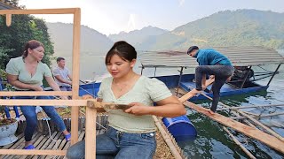 The girl repaired the floor of the floating flower garden, made a table, and a makeup mirror.