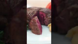 Steak Cooked Medium Rare In A Plate ഒരു പ്ലേറ്റിൽ അപൂർവ്വമായി പാകം ചെയ്ത സ്റ്റീക്ക്