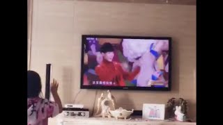 【TFBOYS王源】贾乃亮秒拍 甜馨看到春晚《青春修炼手册》反应-TFBOYS