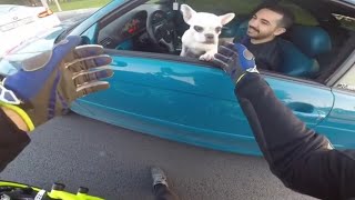 L'AUTOMOBILISTA GLI REGALA UN CANE!! [commovente]