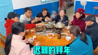 媳妇儿去长沙复查，冬宝带一箱腊肉，顺便给丈母娘拜年，乐开了花