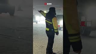 路面積雪結冰導致車輛行駛緩慢，高速公路工作人員冒雪指揮交通 #瀟湘晨報 #新聞 #中國社會新聞