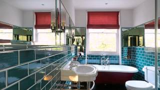 Badezimmer Mit Teal Fliesen und Badewanne In Red