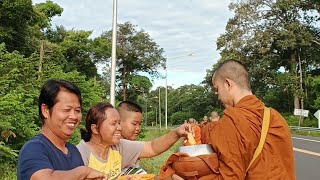 พระภิกษุสงฆ์วัดบ้านเก่าบ่อ  ออกรับบิณฑบาตเช้าวันนี้ที่สายบ้านโพนแพง  อำเภอหัวตะพาน จังหวัดอำนาจเจริญ