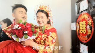 白雪和海燕准备好了，新郎率6大伴郎前来迎亲，公主抱男友力十足！