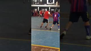 Ricardo Centurión a las piñas en un partido de papi fútbol