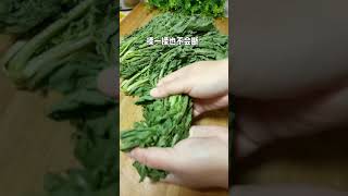 喝完水的矿泉水瓶子，不要扔了，用它就能做好吃酸菜，简单又快速 #抖音美食推荐官 #美食 #腌酸菜 #腌菜 #酸菜