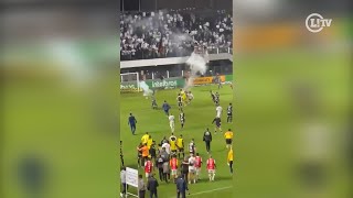 Veja o exato momento da tentativa de agressão de torcedor do Santos ao goleiro Cássio