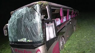 30 Verletzte: Bus stürzt in Bad Mitterndorf Böschung hinab und überschlägt sich