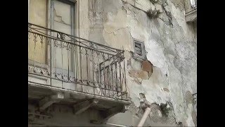 www.siciliatv.org -Crollo di calcinacci nel centro storico di Favara. Chiusa via Mastrangelo