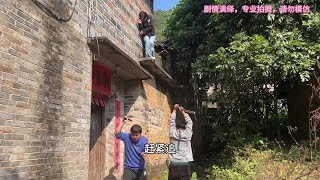 美女遇险，机智冷静面对成功自救#社会百态 #乡村剧情段子