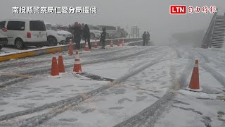 合歡山積雪又結冰 台14甲線交管「只出不進」（南投縣警察局仁愛分局提供）