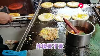 农村小伙背街开小吃店，只因烧饼太好吃，每天都是人满为患