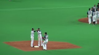 150801 ファイターズが勝利！二塁ベース上でハイタッチをする外野陣（陽岱鋼・岡大海・西川遥輝）