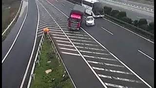 Drive carefully: Trailer rollover, ハイウェイトレーラーのロールオーバー, 高速公路翻車,Überschlag des Autobahnanhängers