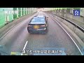 車cam｜青衣男駕車連環「閘車」　兩度落車罵人　網民﹕入硬危駕｜01新聞｜青衣｜凌志｜車cam｜危險駕駛｜閘車｜行車安全