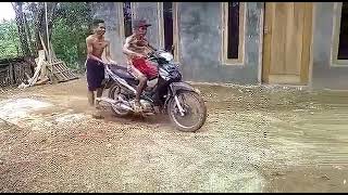 Viral Seorang kakek belajar motor sampai terjatuh pun tetap semangat dan berjuang.