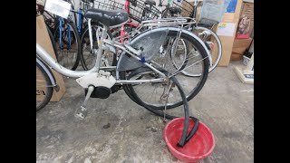 電動アシスト自転車の後輪を外そうとしたら、チェーンカバーのネジが固くて外せなかった。