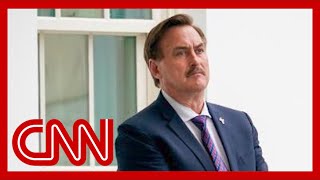 Photographer snaps notes of MyPillow CEO after visiting Trump