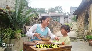 平凡的生活清淡的饮食，简简单单又一餐，西葫芦鸡蛋饼孩子都爱吃