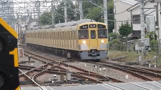 西武池袋線　清瀬駅1番ホームに2000系各駅停車が到着