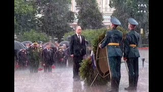 Putin braves rain to honor WWII victims