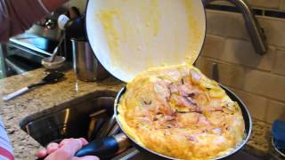 how to flip Spanish tortilla de patatas