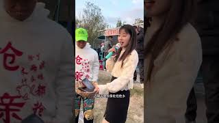 农村美女热情大方，不仅身材火辣，唱歌也非常好听！你们觉得她表演的怎么样？ #户外唱歌 #翻唱歌手 #農村歌手#shorts