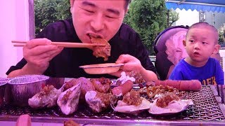 【超小厨】自助火盆烤肉，鸭肠牛排五花肉，一口肉一口大蒜，侄儿都看呆了