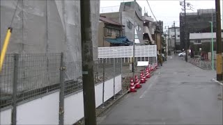 雨降るスギ薬局建設現場と顔の家（元マドンナ中川店）