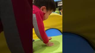 マット遊びに夢中の1歳児 #baby #赤ちゃん #1歳7ヶ月 #shorts