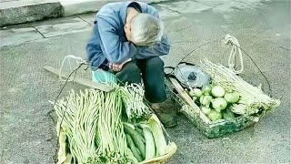 为何年轻人宁愿去超市买高价菜，也不买路边老人菜？看完明白了