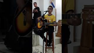 eu tocando violão na Igreja e cantando 🤩🤩