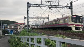 京王線平山城址公園〜南平駅間のカーブを走る京王線