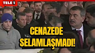 Özgür Özel AKP'li bakanlara selam vermemek için arkadan dolandı!