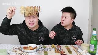 【洋仔开箱】【深夜撸串】老弟想吃烧烤了，100元铁板烤串配烤饼，大晚上撸串真过瘾！弟兄俩吃撑了！