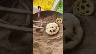 The process of making rice snacks in hot sand