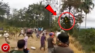 Detik-Detik Sosok Makhluk Jadi-Jadian Ditangkap Warga Di Atas Pohon. Merinding..