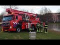 brandweer veghel haalt fiets van het ijs