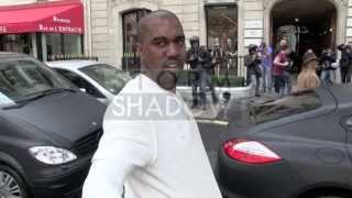 EXCLUSIVE - Kanye West is really FRIENDLY and nice with French PAPARAZZI