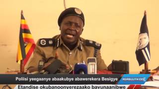 Poliisi yeegaanye abaakubye abawerekera Besigye