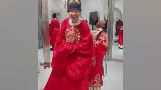 Xiong Er took his daughter-in-law Roza to try on wedding dress