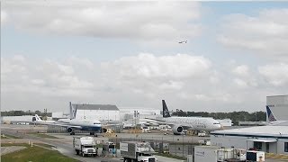 HD IAH Qatar Airways 777-200LR Taxing to Gate Business Class Houston Intercontinental