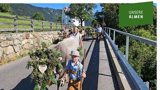 Feierlicher Almabtrieb von der Gogles Alm nach Fließ im Tiroler Oberland