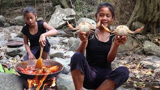 Find Catch Crabs for Food in The Forest - Cooking Crab Curry with Spicy Chili for Eating delicious