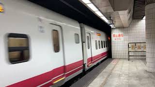 288次普悠瑪自強號，板橋站進站停車。