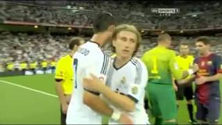 Messi refuses handshake with Ronaldo. 29.8.2012