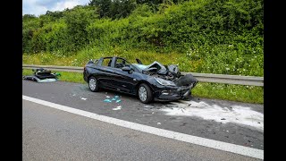 Schwerer Unfall auf der A 5: Auto prallt gegen LKW - Fahrer schwer verletzt - LKW fährt weiter