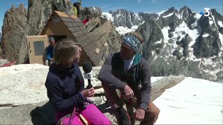 Installation du nouveau bivouac de secours des Périades dans le massif du Mont-Blanc